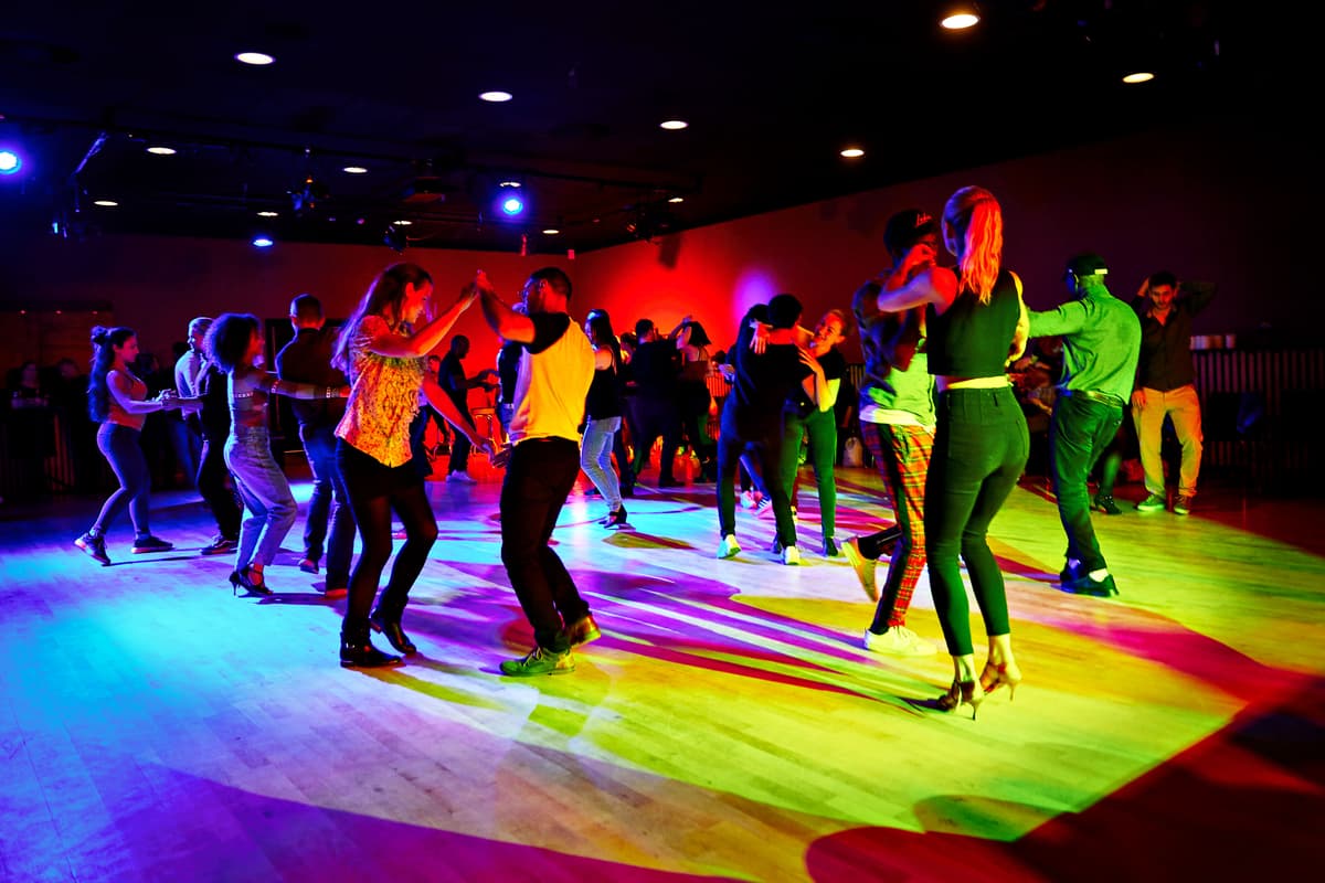 Salsa & Bachata med Salsabine Social
